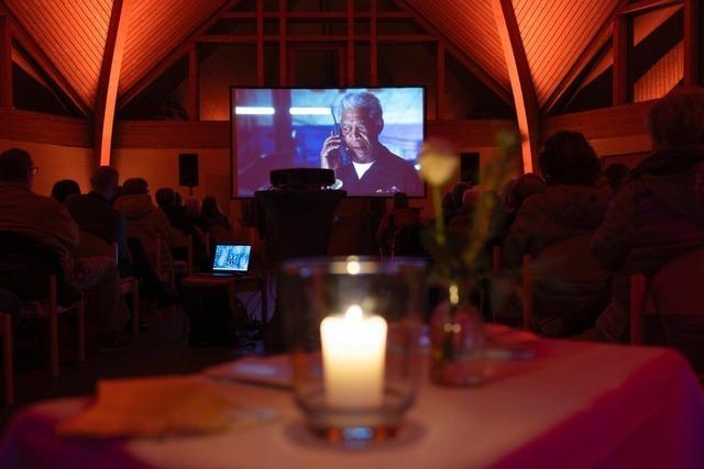 Kinoabend am Totensonntag zieht 140 Besucher in die Trauerhalle in Kenzingen