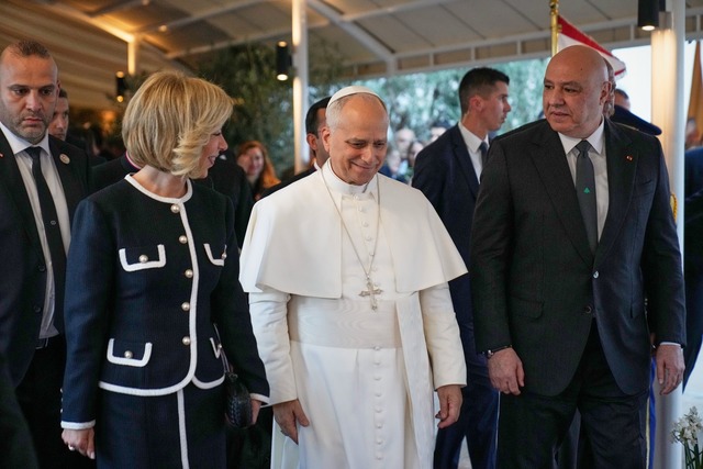 Bei seinem Besuch im Libanon traf Paps...uuml;ttelten Landes, Joseph Aoun (r.).  | Foto: Hussein Malla/AP/dpa