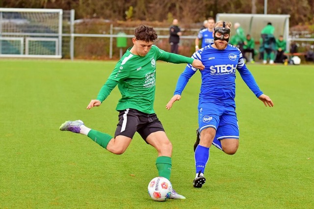 Zwei Torschtzen im Kampf um den Ball:...askenmann Niklas Heizmann, attackiert.  | Foto: Daniel Thoma