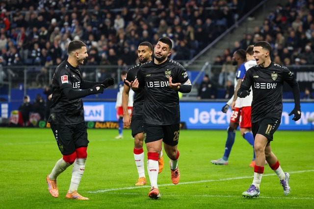 Stuttgarts Deniz Undav (M) wurde nach seinem Treffer zum 1:1 bejubelt.  | Foto: Christian Charisius/dpa