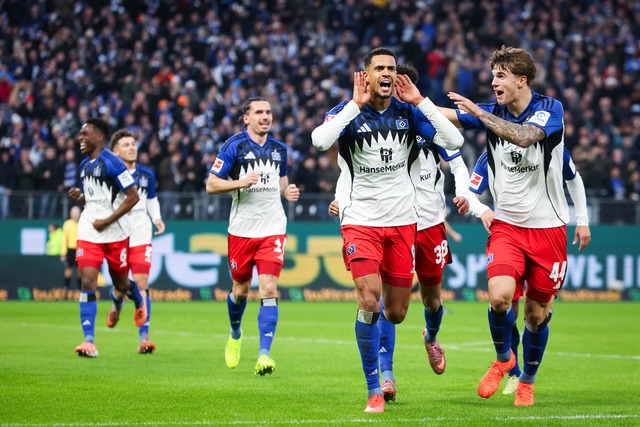 HSV-Profi Robert Glatzel (M) erzielte das 1:0 gegen Stuttgart.  | Foto: Christian Charisius/dpa