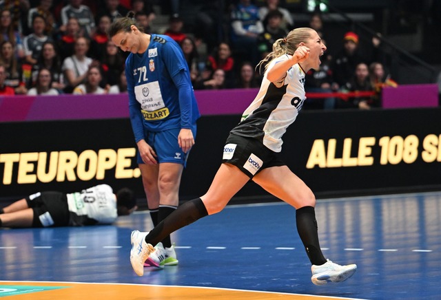 Die deutschen Handballerinnen haben da...Vorrundenspiel gegen Serbien gewonnen.  | Foto: Marijan Murat/dpa