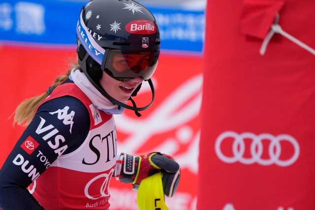 Mikaela Shiffrin feierte im dritten Slalom der Saison den dritten Sieg.  | Foto: John Locher/AP/dpa