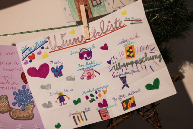 Viele Kinder haben ihre Briefe mit Mal...oder Aufklebern verziert. (Archivbild)  | Foto: Oliver Berg/dpa