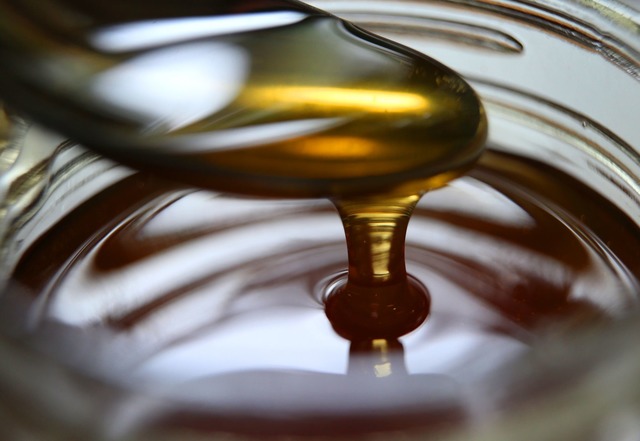 Wissen von wo es kommt: Honiggl&auml;s...Mengenanteilen ausweisen. (Symbolbild)  | Foto: Karl-Josef Hildenbrand/dpa