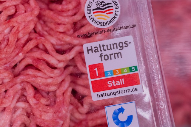 Das neue Logo soll im Supermarkt zeige...ie Tiere gehalten wurden. (Symbolbild)  | Foto: Rolf Vennenbernd/dpa