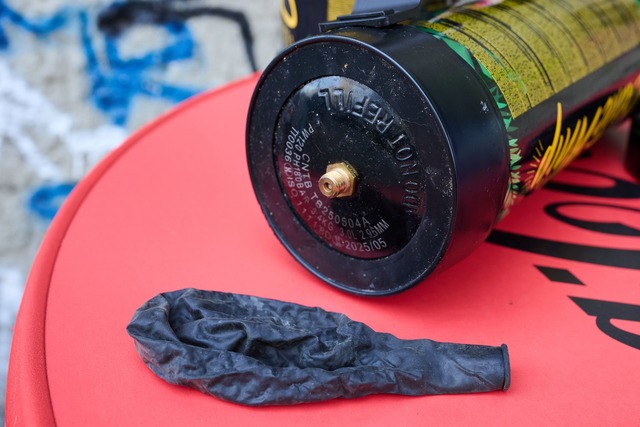 Lachgas hatte sich zur beliebten Party...en Luftballon konsumiert. (Symbolbild)  | Foto: Annette Riedl/dpa