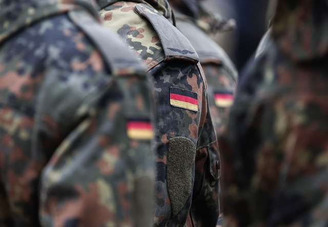 Junge Leute bekommen bald Post von der Bundeswehr. (Archivbild)  | Foto: Hannes P. Albert/dpa