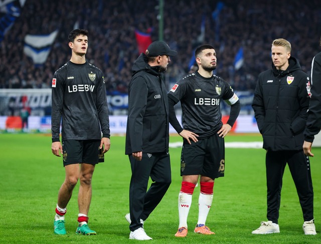 Die Spieler des VfB Stuttgart stehen n...teren 1:2 in Hamburg vor der Fankurve.  | Foto: Christian Charisius/dpa