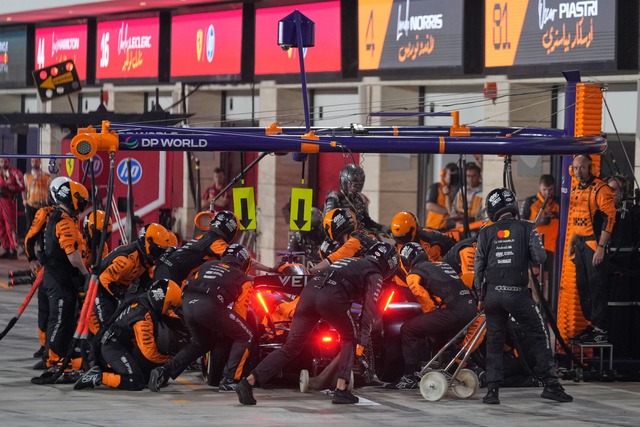 Die Lampen brennen in bisschen bei McLaren.  | Foto: Altaf Qadri/AP POOL/AP/dpa