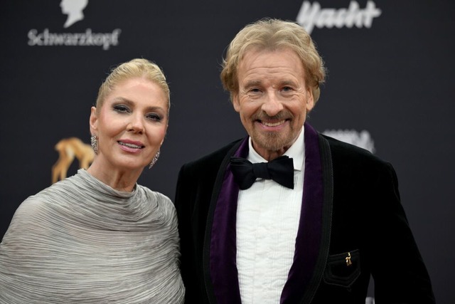 Thomas Gottschalk und seine Frau Karina bei der 77. Bambi-Verleihung.  | Foto: Felix Hrhager (dpa)