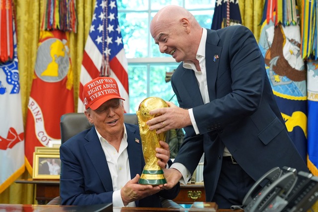 US-Pr&auml;sident Trump (l.) und FIFA-...(r.) zeigen den WM-Pokal. (Archivbild)  | Foto: Jacquelyn Martin/AP/dpa