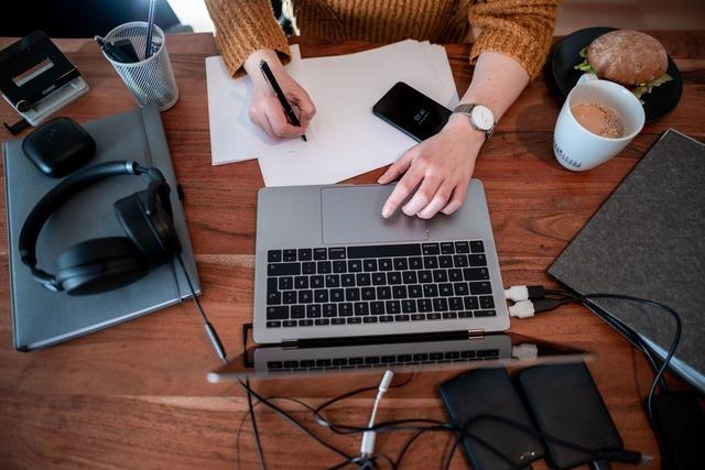 Jeder Sechste sorgt sich wegen KI um eigenen Arbeitsplatz