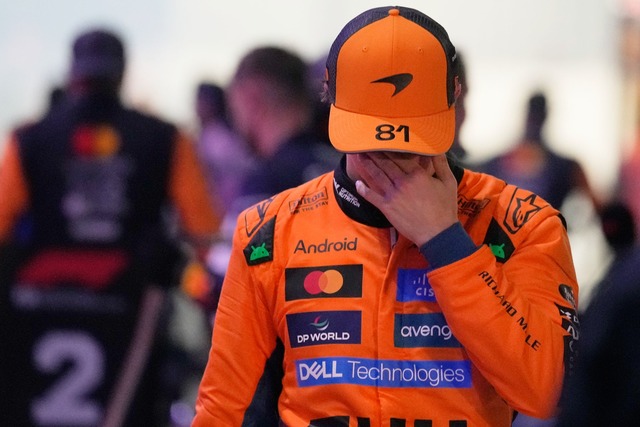Sinnbildlich f&uuml;r McLaren nach dem... Katar: Ein sprachloser Oscar Piastri.  | Foto: Darko Bandic/AP/dpa