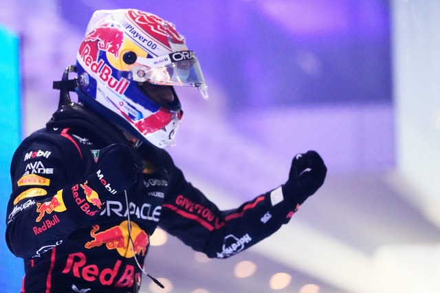 Max Verstappen macht das Unm&ouml;gliche m&ouml;glich: Die Titelchance lebt.  | Foto: Darko Bandic/AP/dpa