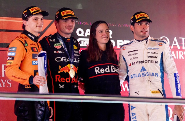 Red Bulls Strategin Hannah Schmitz durfte diesmal mit aufs Podium.  | Foto: Sander Koning/ANP/dpa