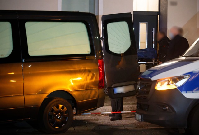 Bis in den Abend war die Spurensicherung am Samstag im Einsatz.  | Foto: Henning Kaiser/dpa