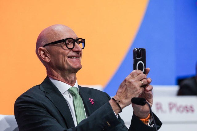 Telekom-Chef Tim H&ouml;ttges peilt In... KI-Zeitalter zu stillen. (Archivbild)  | Foto: Oliver Berg/dpa