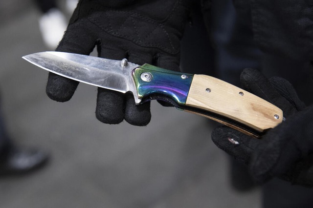 Das Mitfhren von Messern ist auf Vera...nach der neuen Gesetzeslage untersagt.  | Foto: Paul Zinken (dpa/Symbolfoto)