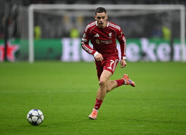 Im Triokot des FC Liverpool l&auml;uft...och nicht rund f&uuml;r Florian Wirtz.  | Foto: Arne Dedert/dpa