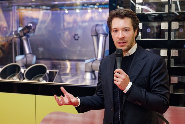 Circus-Gr&uuml;nder Bullwinkel spricht...CA-1 in einem Rewe-Markt. (Archivbild)  | Foto: Henning Kaiser/dpa