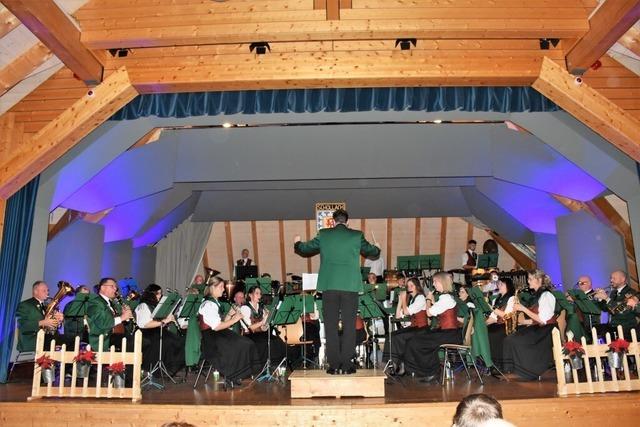 Von Tatort und Tagesschau bis zu Adele ging es beim Jahreskonzert des Musikvereins Schollach