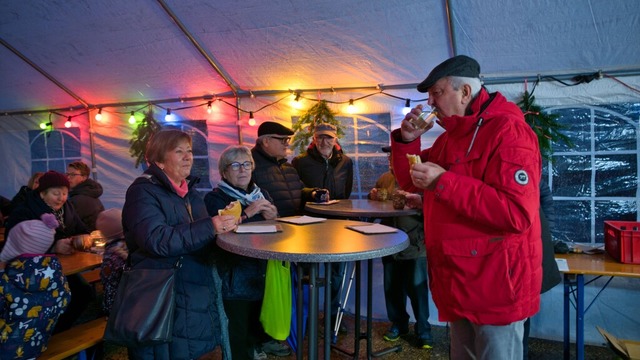 Trotz Regenwetters war die Stimmung au...stimmten sich auf die Adventszeit ein.  | Foto: Tanja Voigt