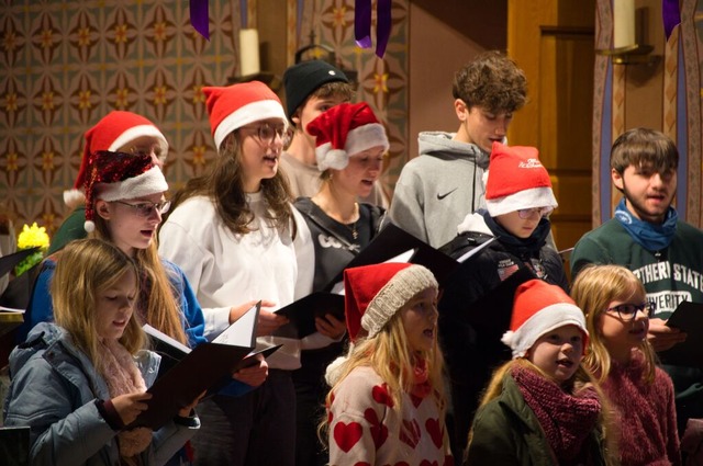 Im Rahmen des Krzeller Weihnachtsmark...zert des Mnner-und Kinderchors statt.  | Foto: Tanja Voigt