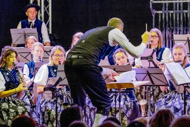 Dirigent Dominik Hierholzer verzaubert Todtnauer Publikum beim Jahreskonzert des Musikvereins