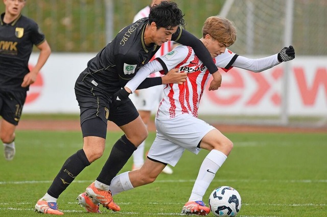 Die U19 des FC Augsburg (in schwarz, l...dion klar gegen den SC Freiburg durch.  | Foto: Achim Keller
