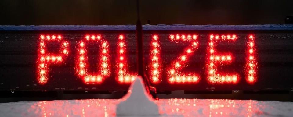 Pltzlich Flammen aus dem Motorraum: Auto brennt bei Steinen aus