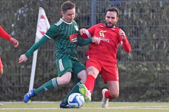 Mit zwei Standards zum 2:0-Auswrtssie...inks) gegen Niyazi Yalin (FC Wallbach)  | Foto: SSR Media