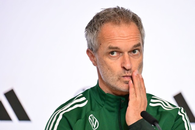 Bundestrainer Christian W&uuml;ck hoff... eine weitere Top-Leistung seiner Elf.  | Foto: Sebastian Christoph Gollnow/dpa