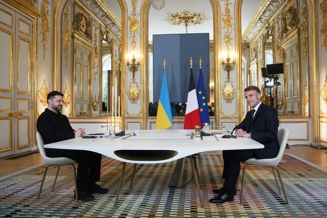 Macron und Selenskyj haben mit Verb&uu...de des Krieges in der Ukraine beraten.  | Foto: Christophe Ena/Pool AP/AP/dpa