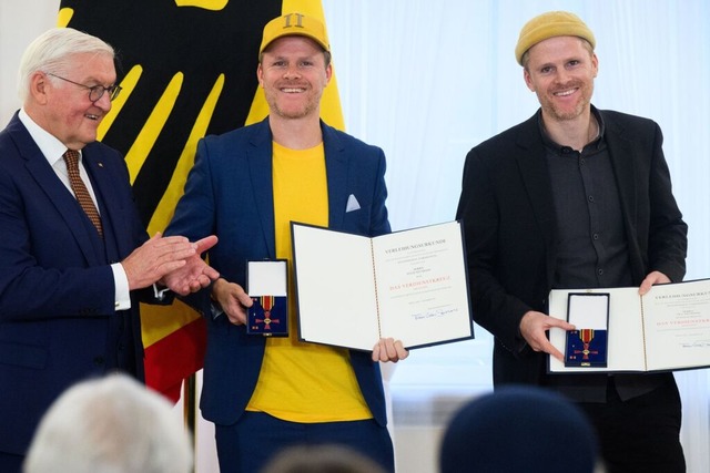 Nicht ohne unsre Mtze(n):  Bundesprs...inmeier gratuliert dem Duo Zweierpasch  | Foto: Bernd von Jutrczenka