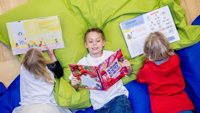 Sachbcher laden dazu ein, in andere Welten abzutauchen.  | Foto: dpa