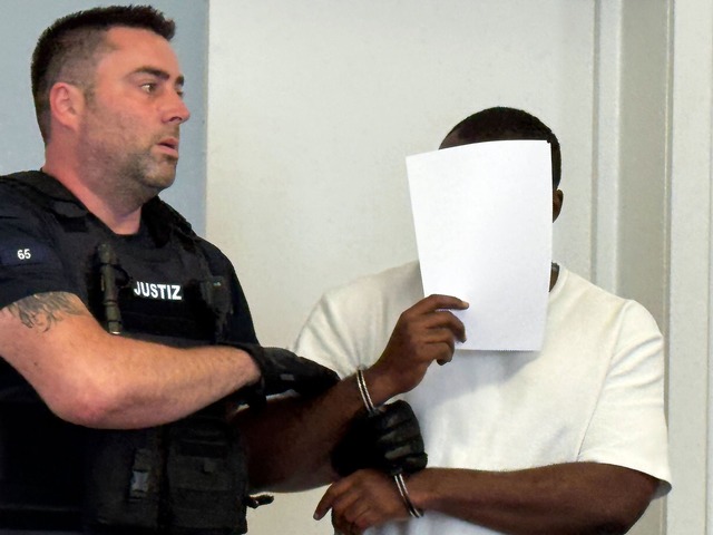 Das Gericht ist &uuml;berzeugt: Der Ma...d in den Neckar geworfen. (Archivbild)  | Foto: Martin Oversohl/dpa