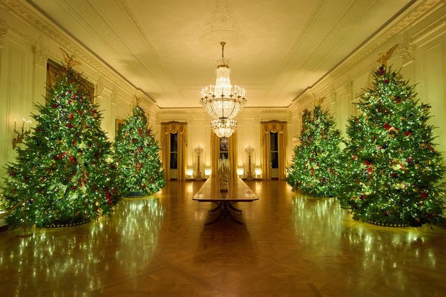 Die First Lady der USA, Melania Trump,...;e Haus weihnachtlich geschm&uuml;ckt.  | Foto: Evan Vucci/AP/dpa