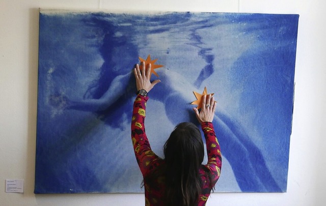 Nach einem Protest der Knstlerin vor ...Stelle in der VHS wieder aufzuhngen.   | Foto: Regina Ballon