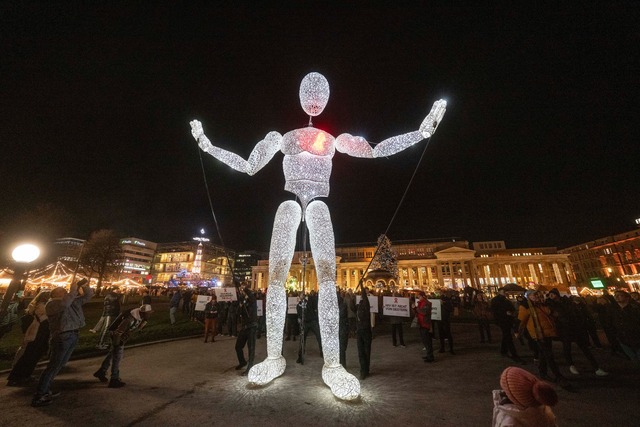 Die Leuchtpuppe der K&uuml;nstlergruppe "Dundu" ist etwa acht Meter hoch.  | Foto: Marijan Murat/dpa