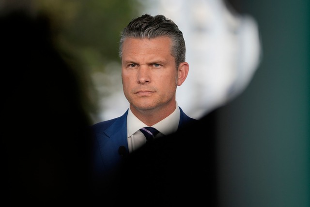 Hegseth spricht von "fabrizierten" Medienberichten. (Archivbild)  | Foto: Mark Schiefelbein/AP/dpa