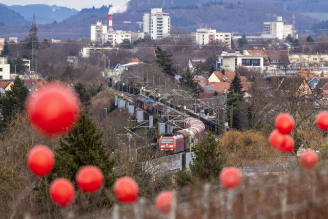 Rote Ballons markieren, was die Bahn in Freiburg-St. Georgen plant