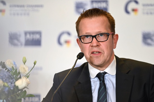 Die AHK in China sieht zunehmend Koope...tschaft deutscher Firmen mit Chinesen.  | Foto: Johannes Neudecker/dpa