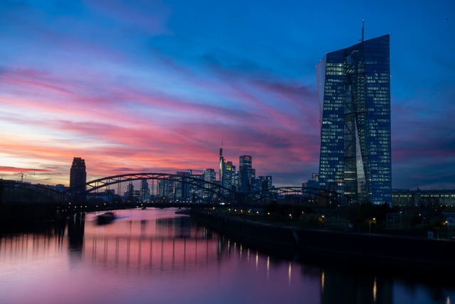 Die Inflation in der Eurozone legt vor... EZB &uuml;berraschend zu (Archivbild)  | Foto: Boris Roessler/dpa