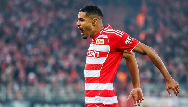 Achtung Standards: Union-Verteidiger D...uml;llen gegen die Bayern erfolgreich.  | Foto: Andreas Gora/dpa