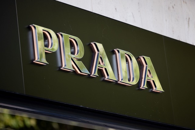 Prada &uuml;bernimmt den Konkurrenten Versace komplett. (Archivbild)  | Foto: Rolf Vennenbernd/dpa