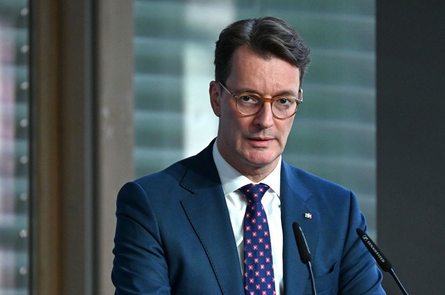 Hendrik W&uuml;st hat &uuml;ber das angepasste Bewerbungskonzept informiert.  | Foto: Elisa Schu/dpa