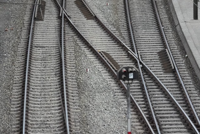 Am Bahnhof Heddesheim/Hirschberg sind ... den Zugverkehr gesperrt. (Symbolbild)  | Foto: Marcus Brandt/dpa