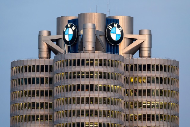 BMW will 2035 f&uuml;r sehr viel weniger CO2 verantwortlich sein. (Archivbild)  | Foto: Peter Kneffel/dpa
