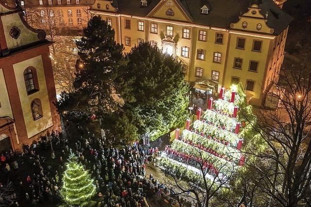 Ein Gospelchor aus Zrich singt zur Erffnung des Singenden Weihnachtsbaums in Waldkirch